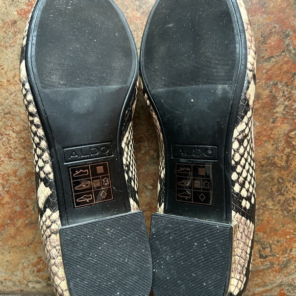 Aldo flat shows. Size 5. Snake print - Picture 5 of 5
